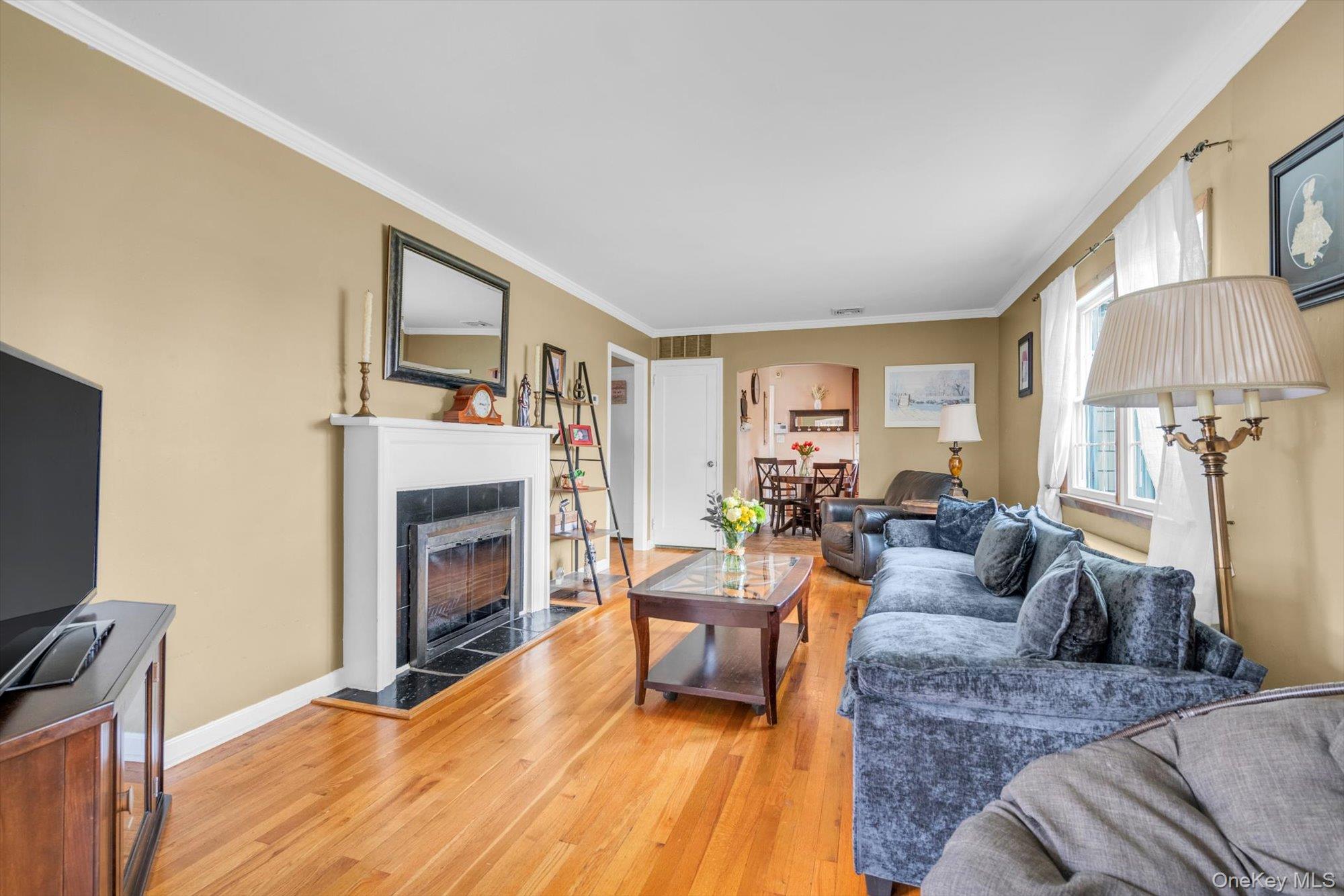 91 7th Street, Hicksville, NY 11801