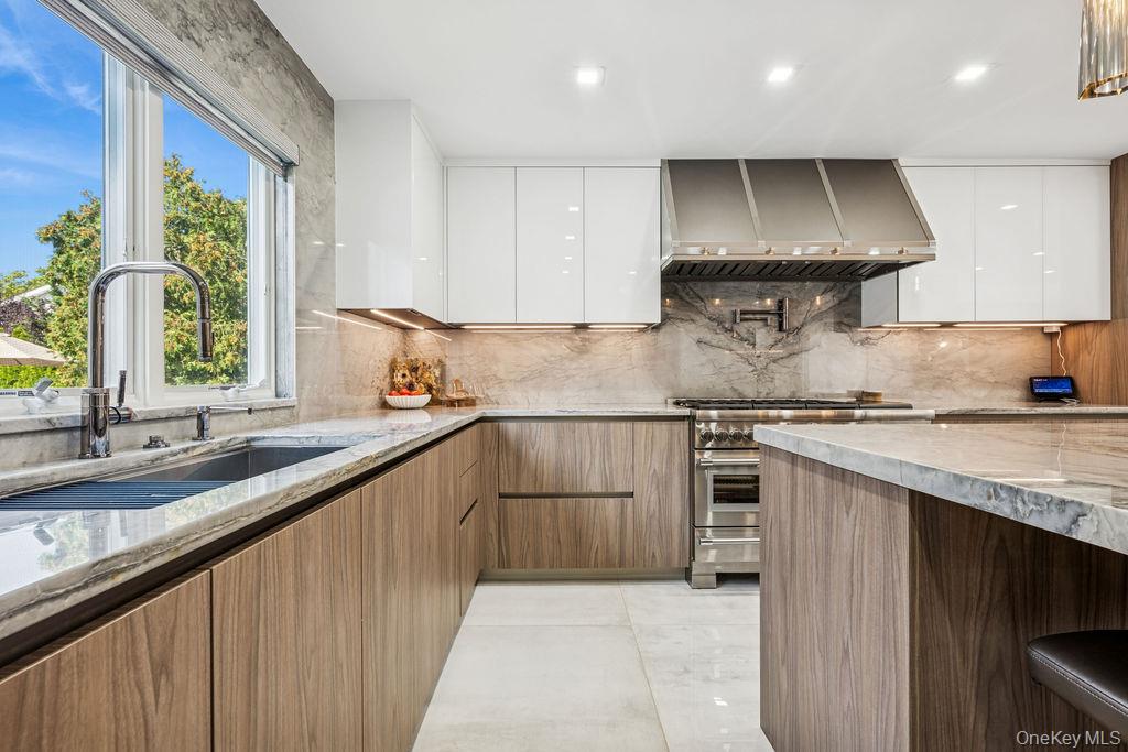 992 Dartmouth Lane, Woodmere, NY 11598