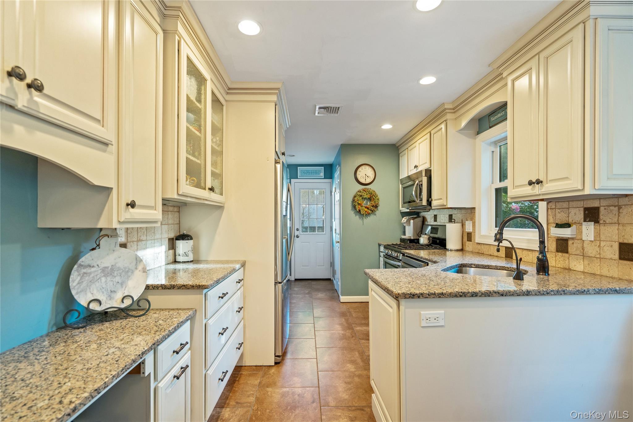 8 Beaumont Lane, Lake Grove, NY 11755