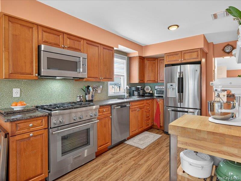 409 Bayville Avenue, Bayville, NY 11709