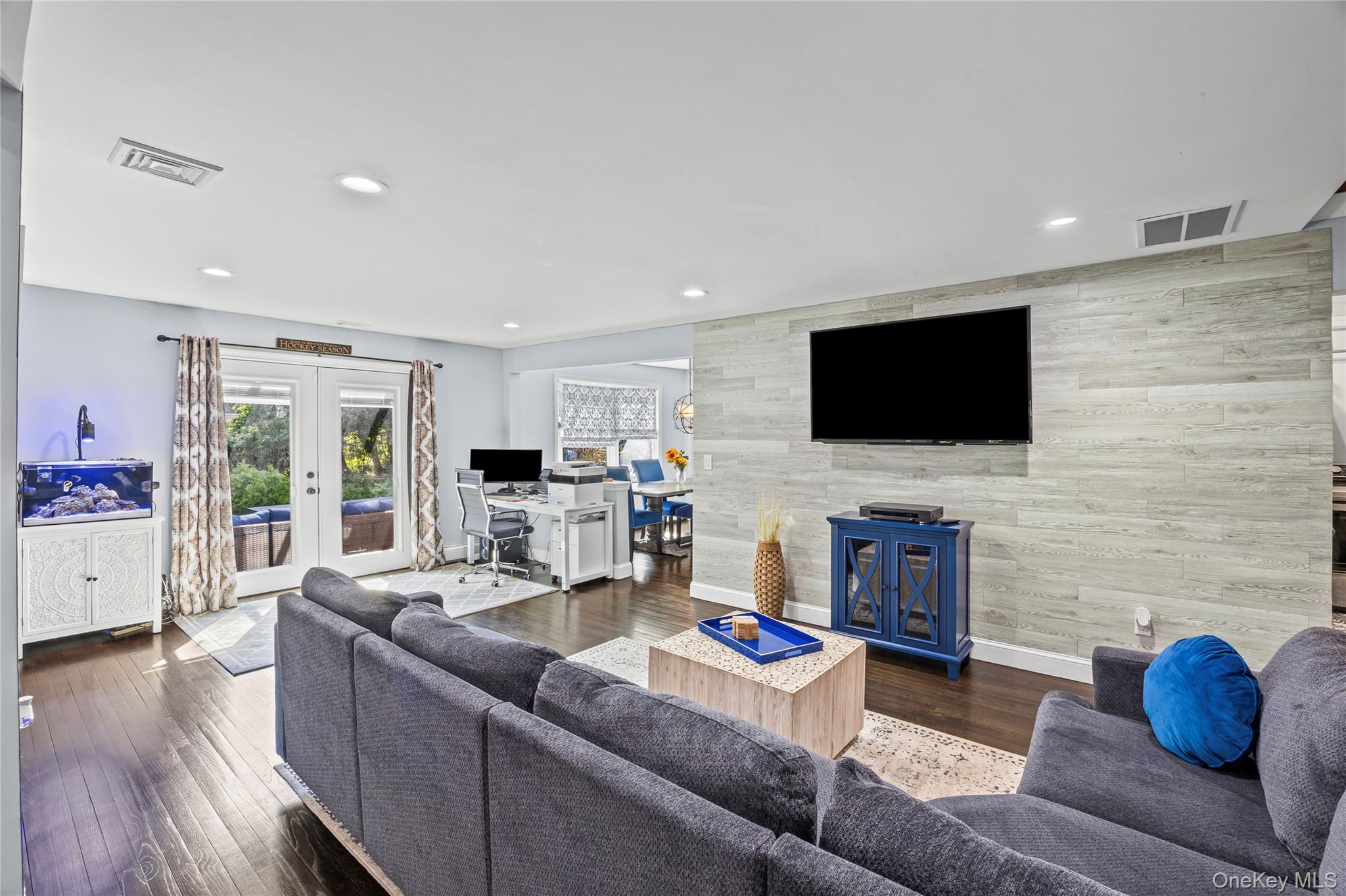 6 Edgewood Avenue, Port Jefferson, NY 11777