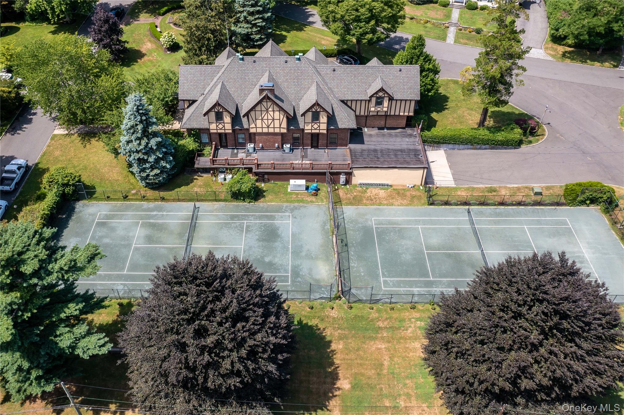 2 Stonytown Road, Manhasset, NY 11030