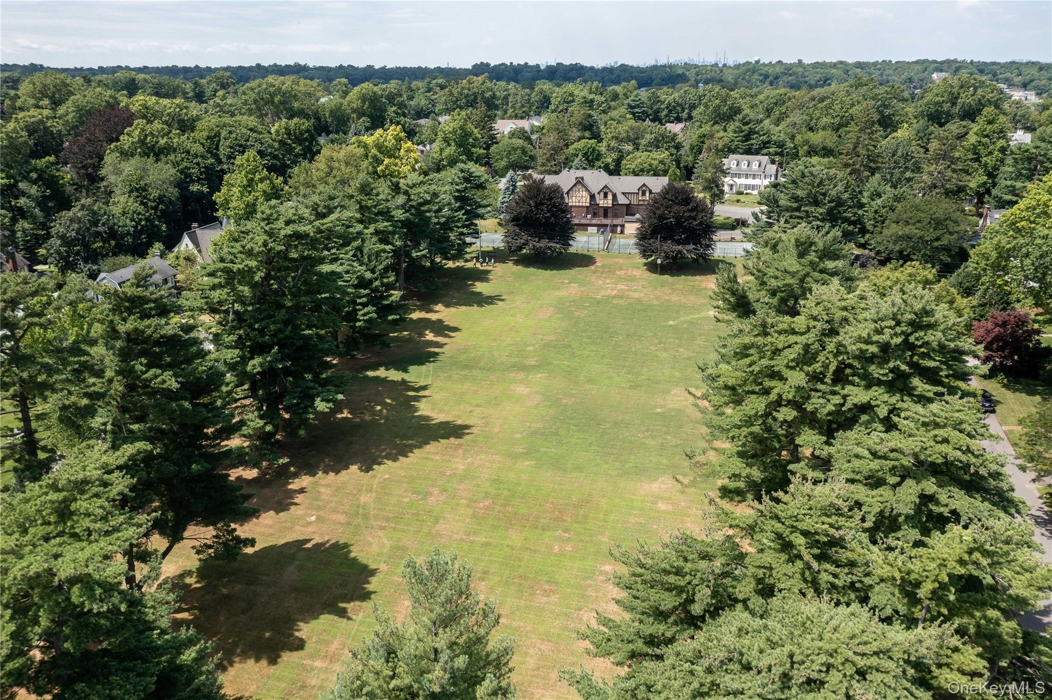 2 Stonytown Road, Manhasset, NY 11030