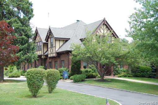 2 Stonytown Road, Manhasset, NY 11030