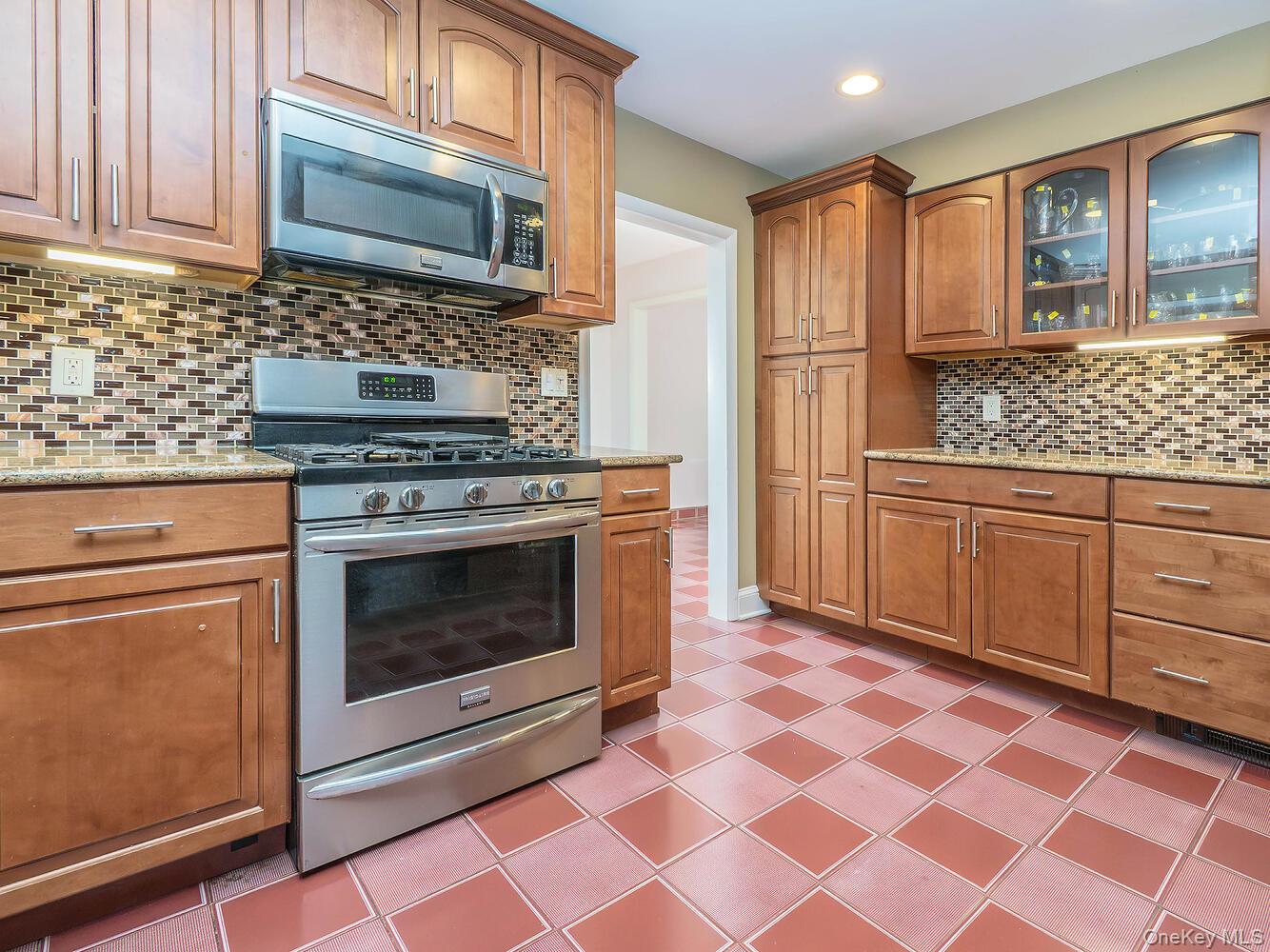 2 Stonytown Road, Manhasset, NY 11030