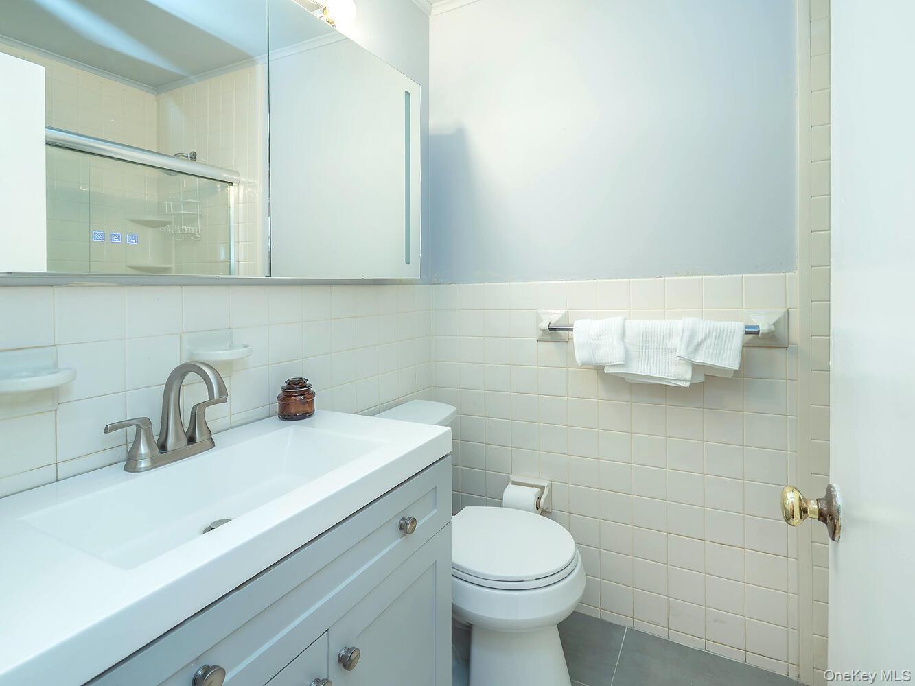 2 Stonytown Road, Manhasset, NY 11030