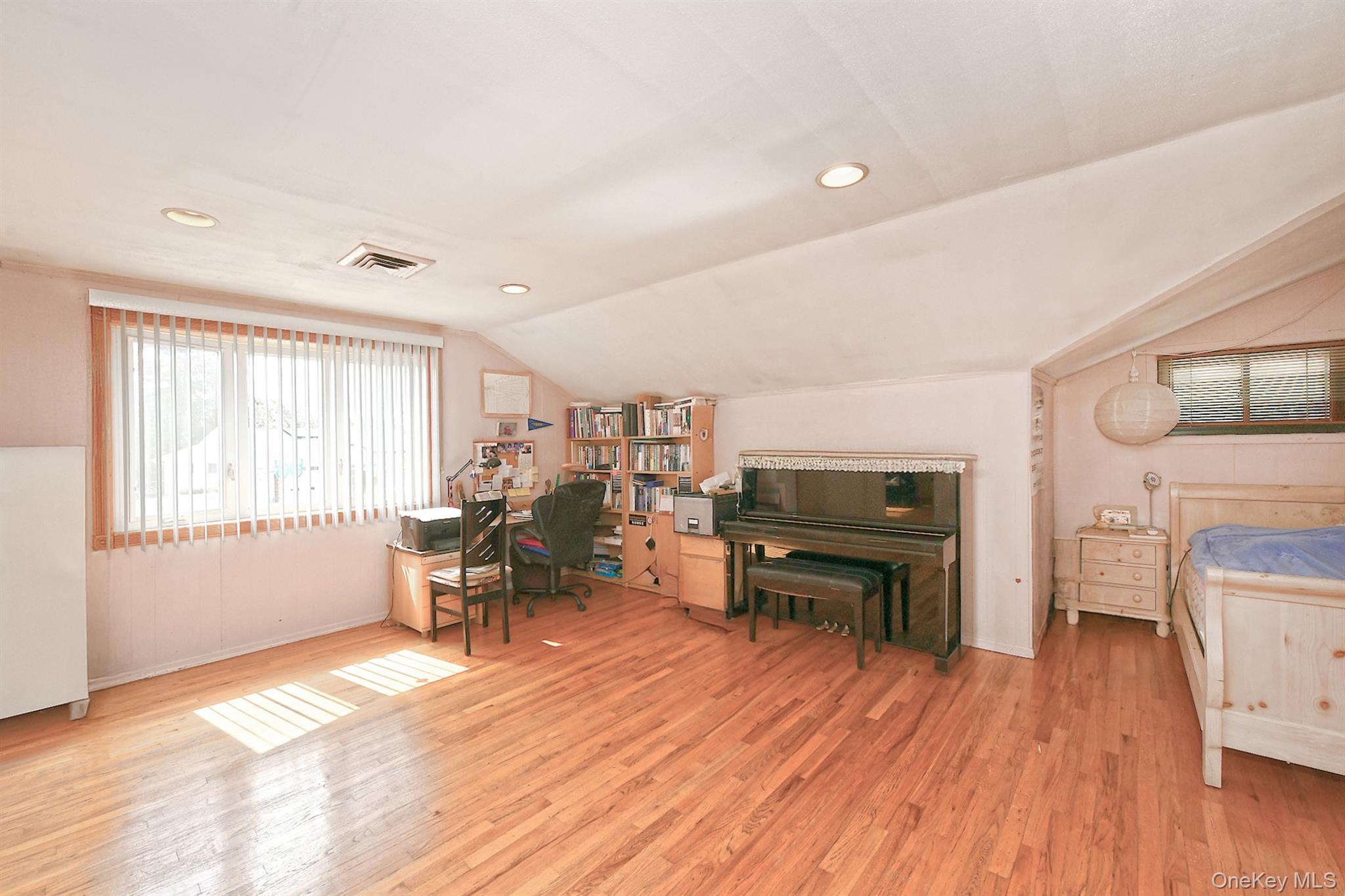 105 Roxton Road, Plainview, NY 11803