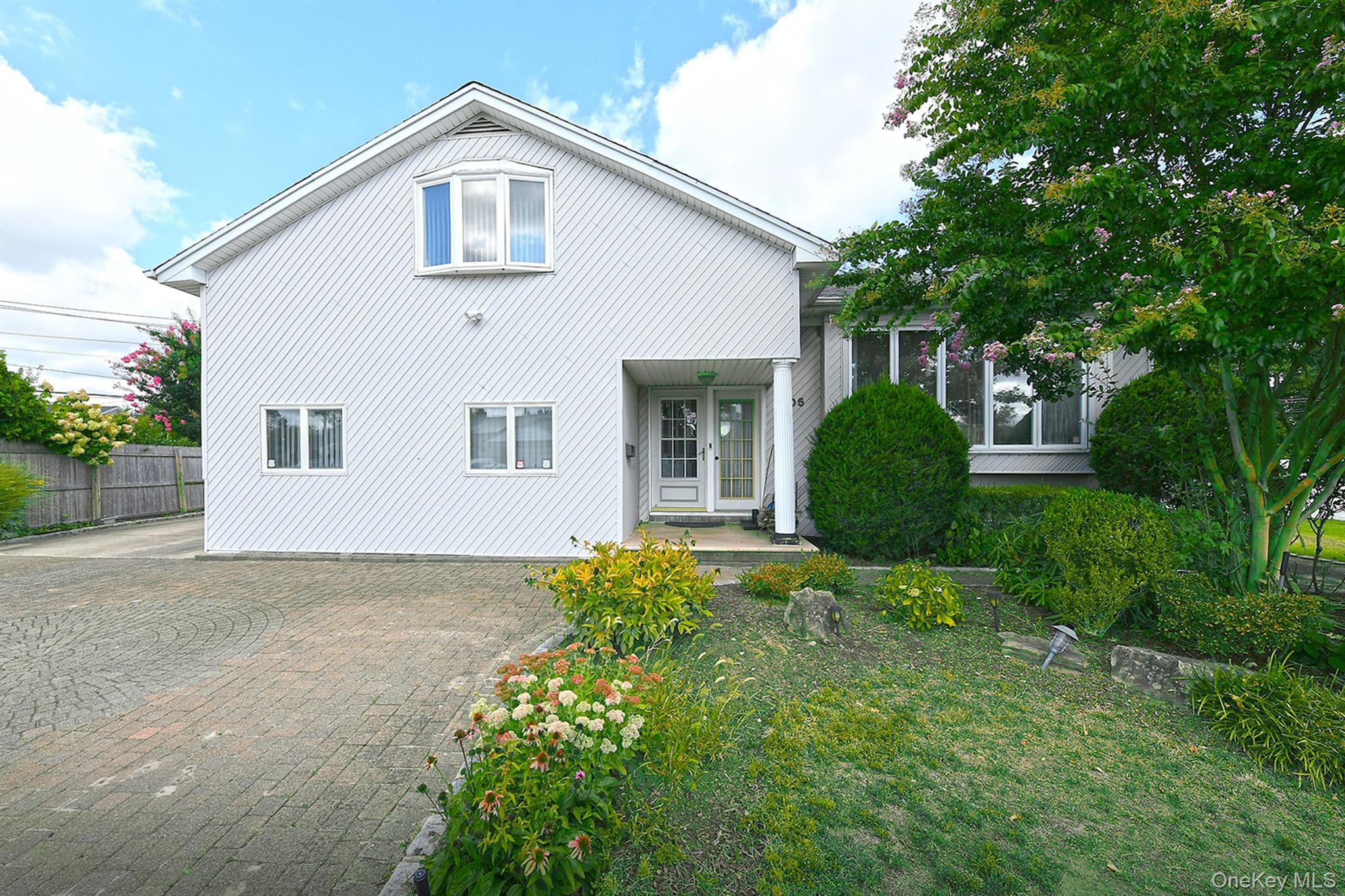 105 Roxton Road, Plainview, NY 11803