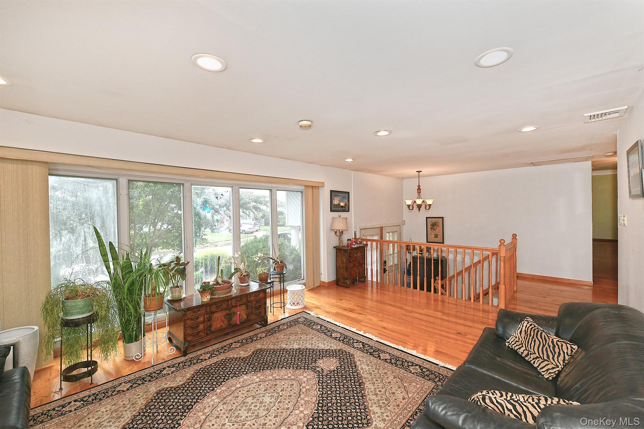 105 Roxton Road, Plainview, NY 11803