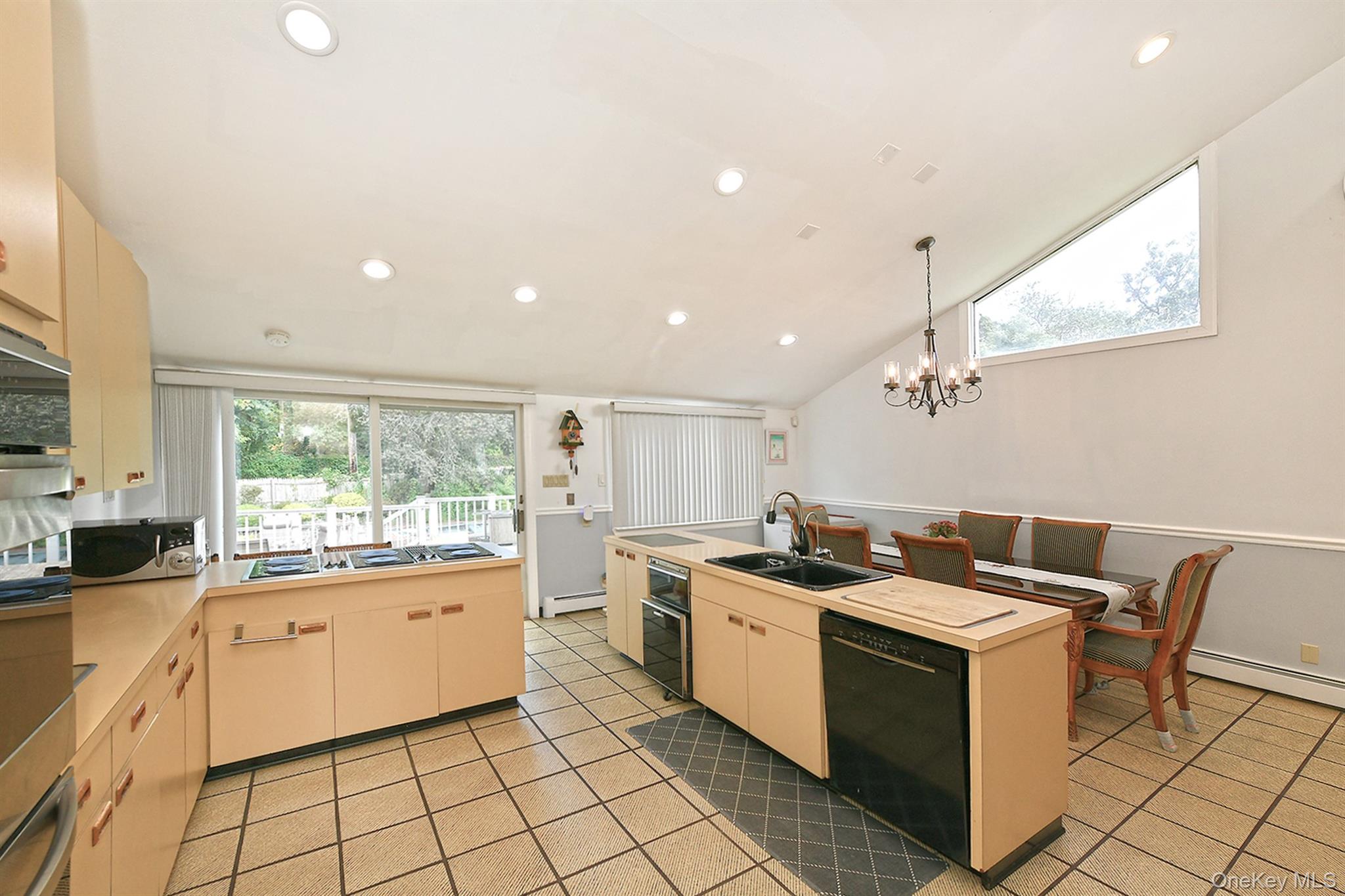 105 Roxton Road, Plainview, NY 11803