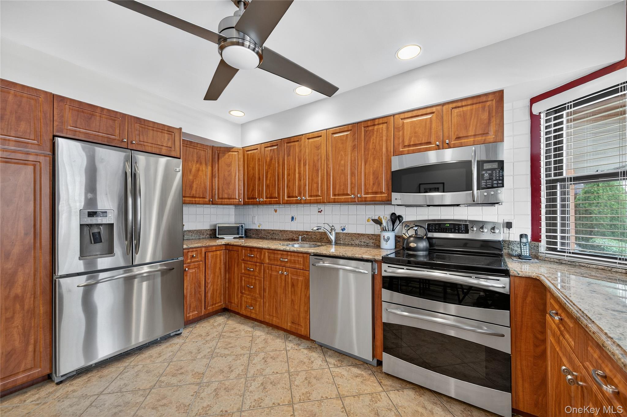 12 Hampton Way, Woodbury, NY 11797