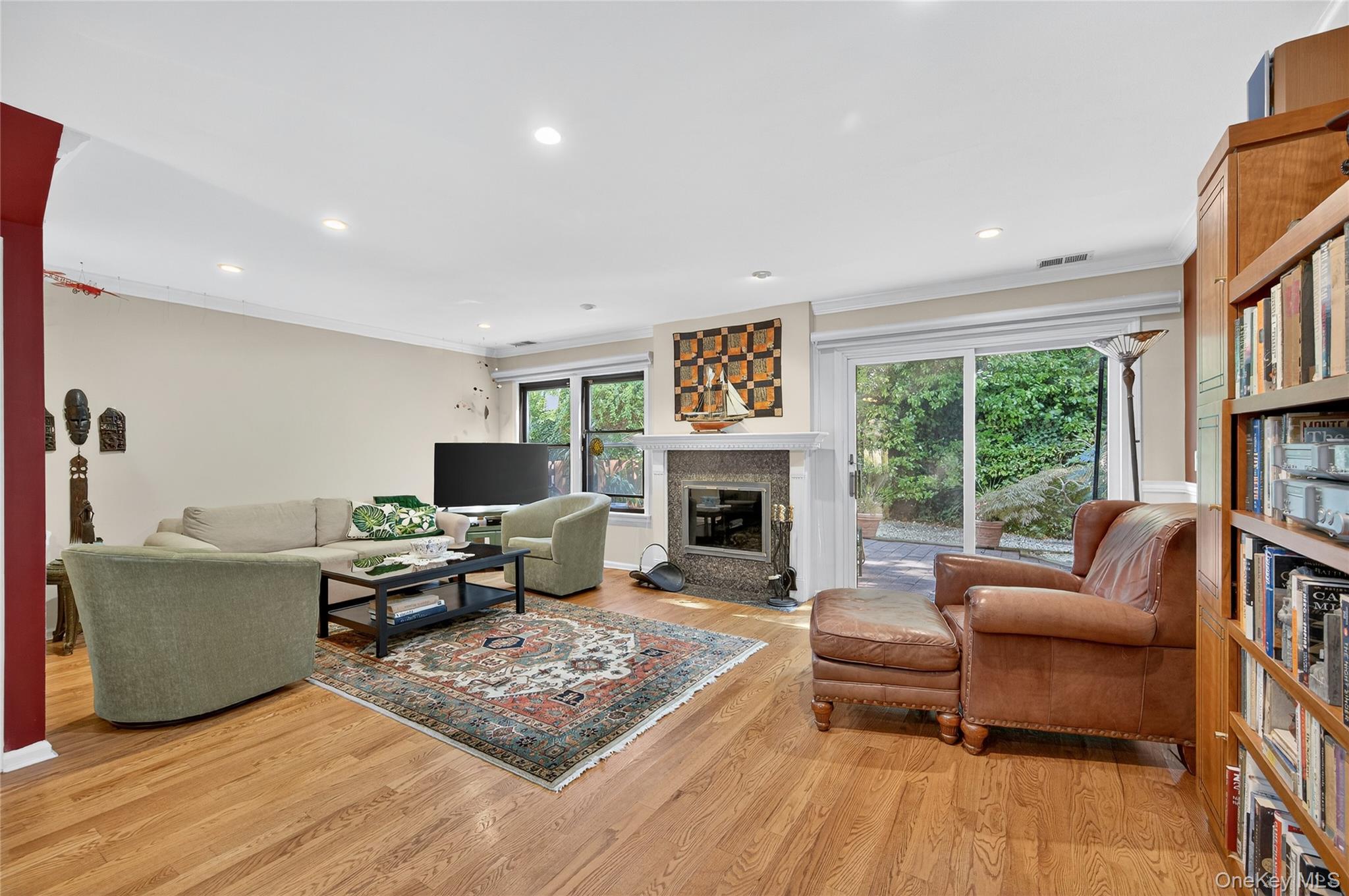 12 Hampton Way, Woodbury, NY 11797