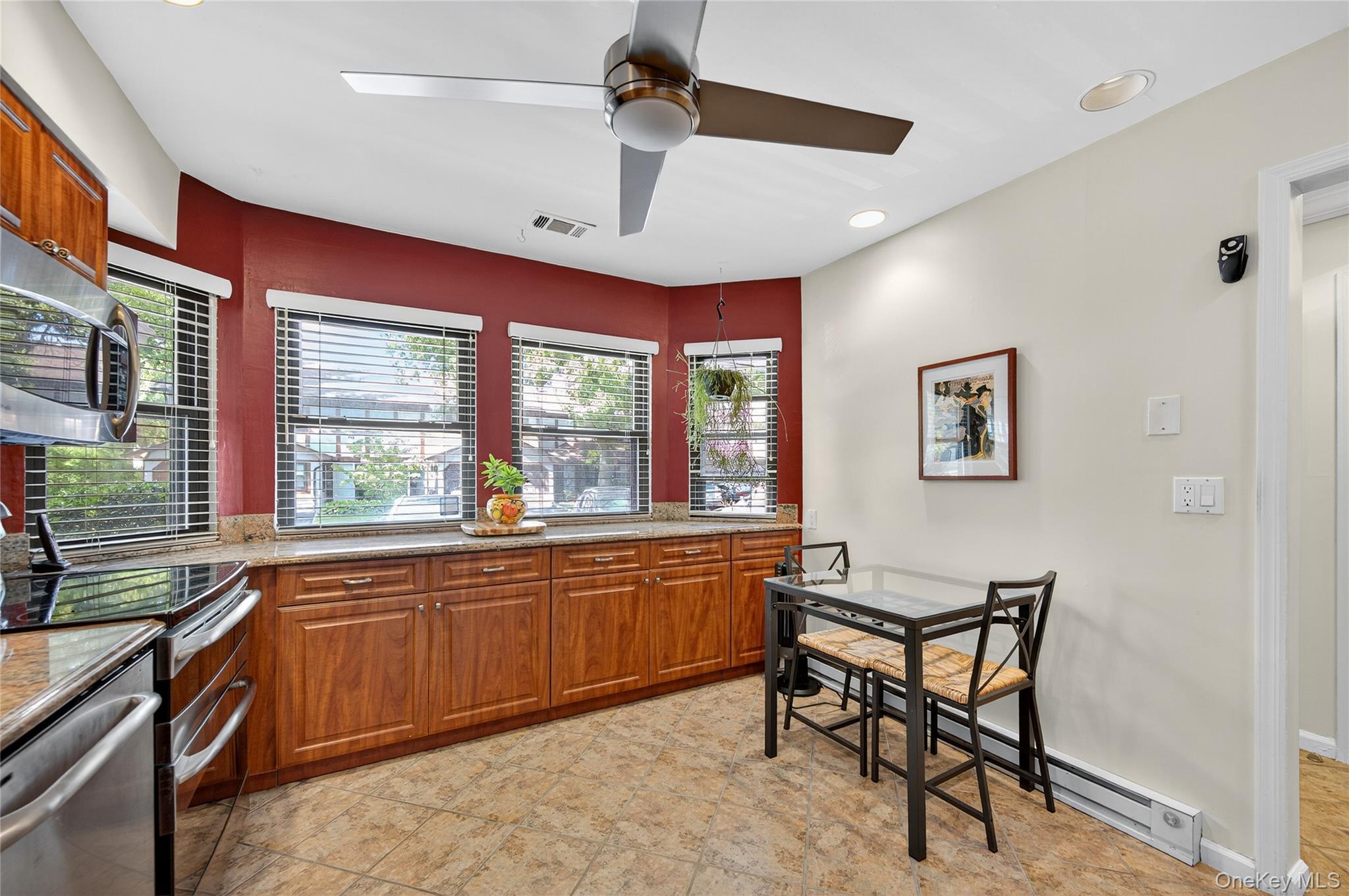 12 Hampton Way, Woodbury, NY 11797