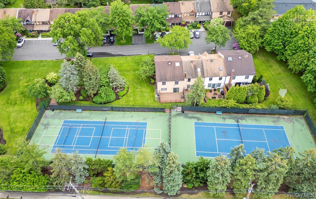 12 Hampton Way, Woodbury, NY 11797