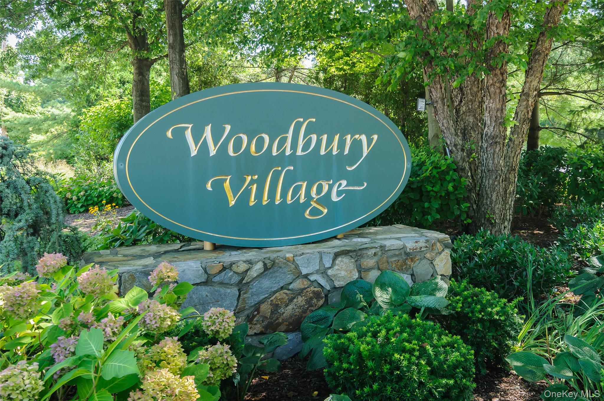 12 Hampton Way, Woodbury, NY 11797