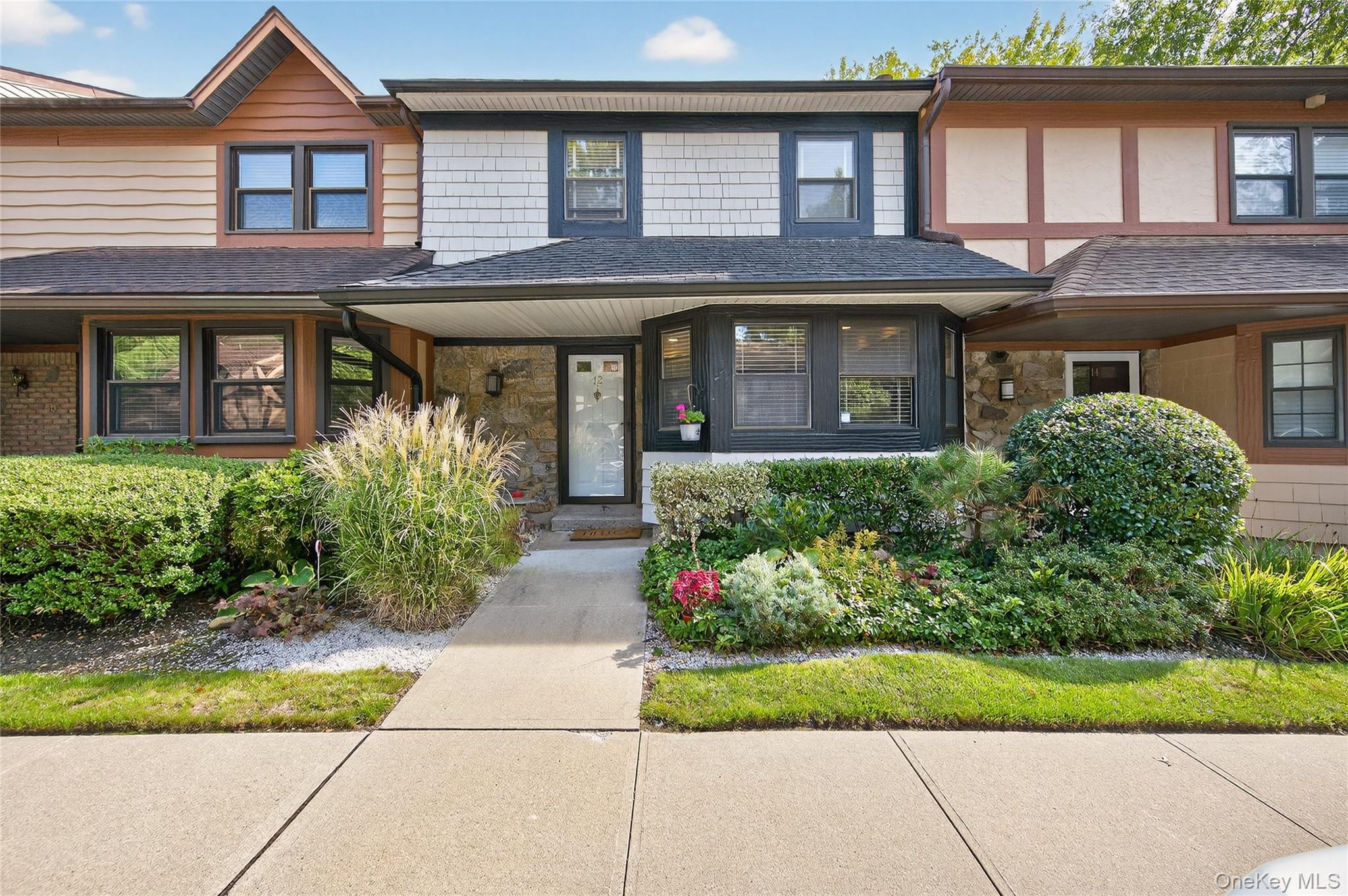 12 Hampton Way, Woodbury, NY 11797