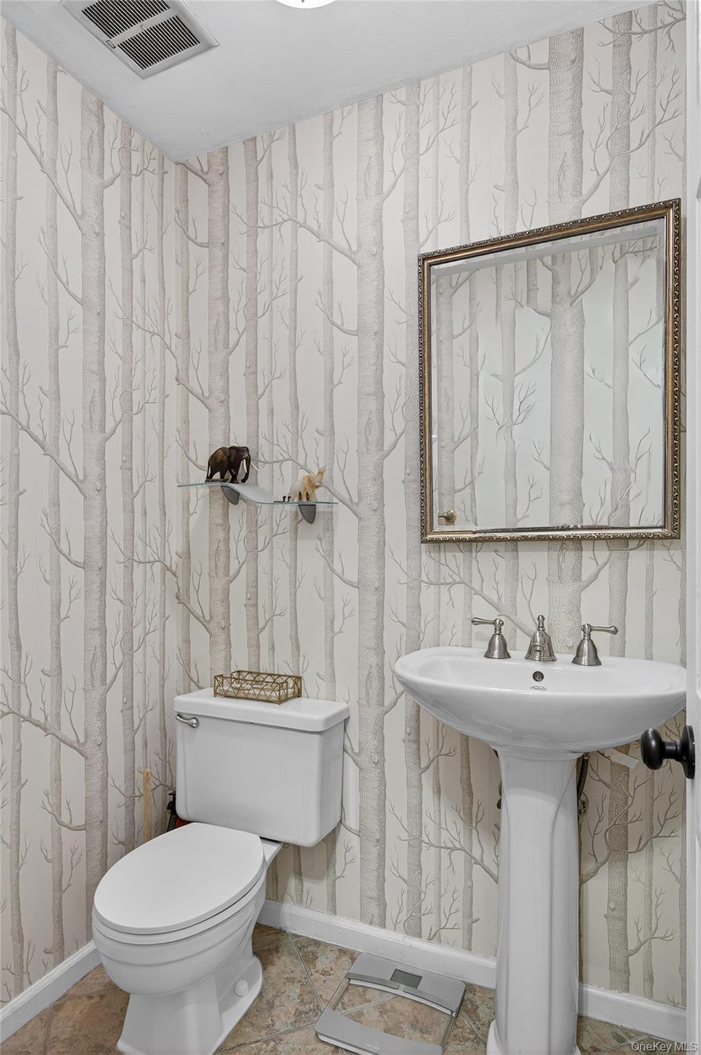 12 Hampton Way, Woodbury, NY 11797