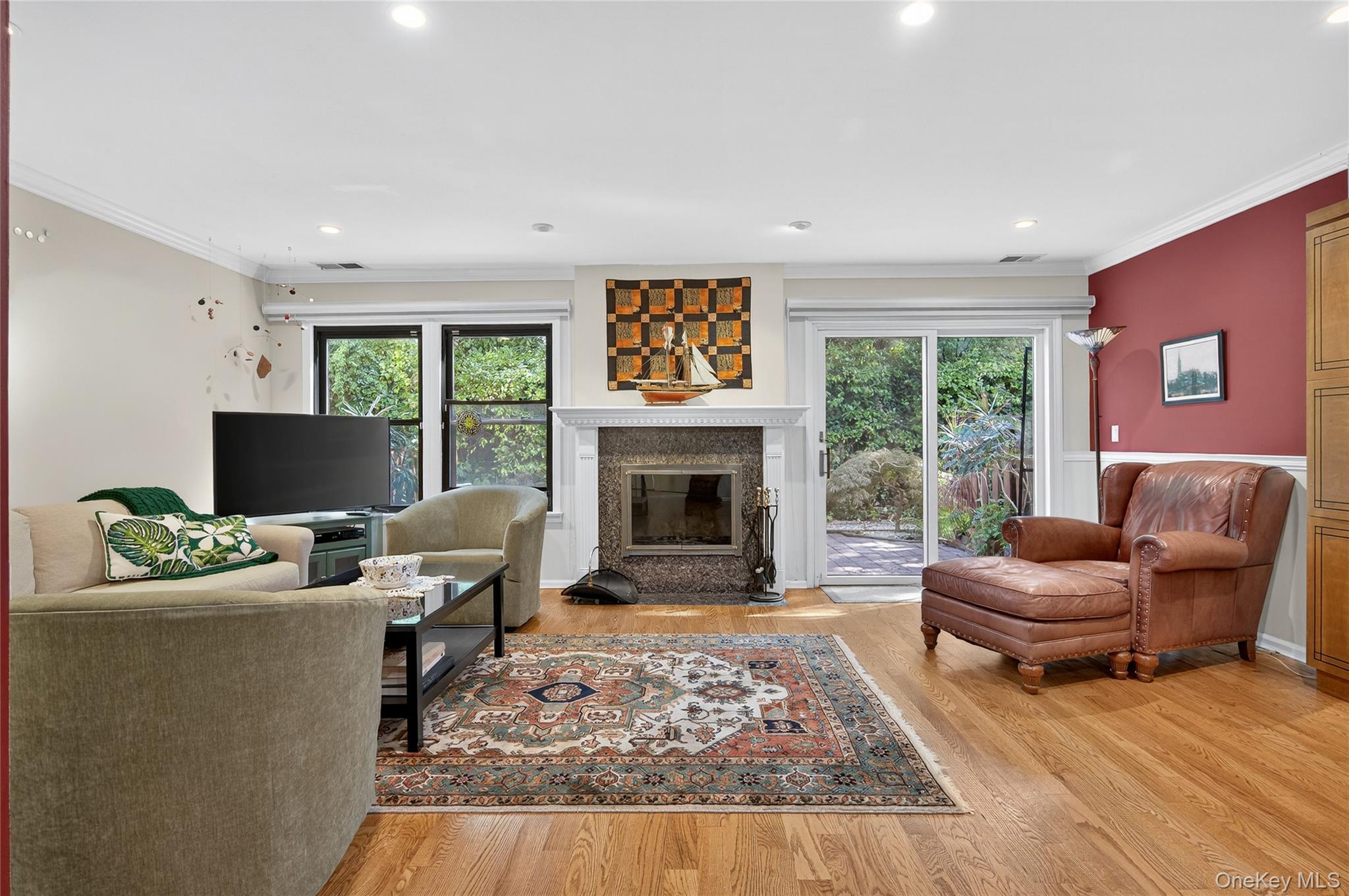 12 Hampton Way, Woodbury, NY 11797