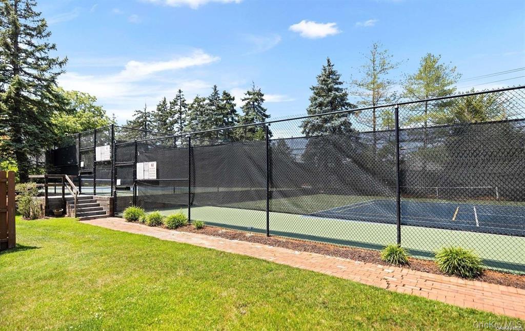 12 Hampton Way, Woodbury, NY 11797