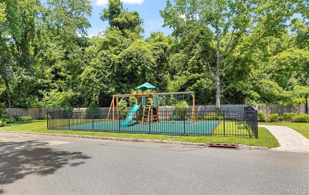 12 Hampton Way, Woodbury, NY 11797