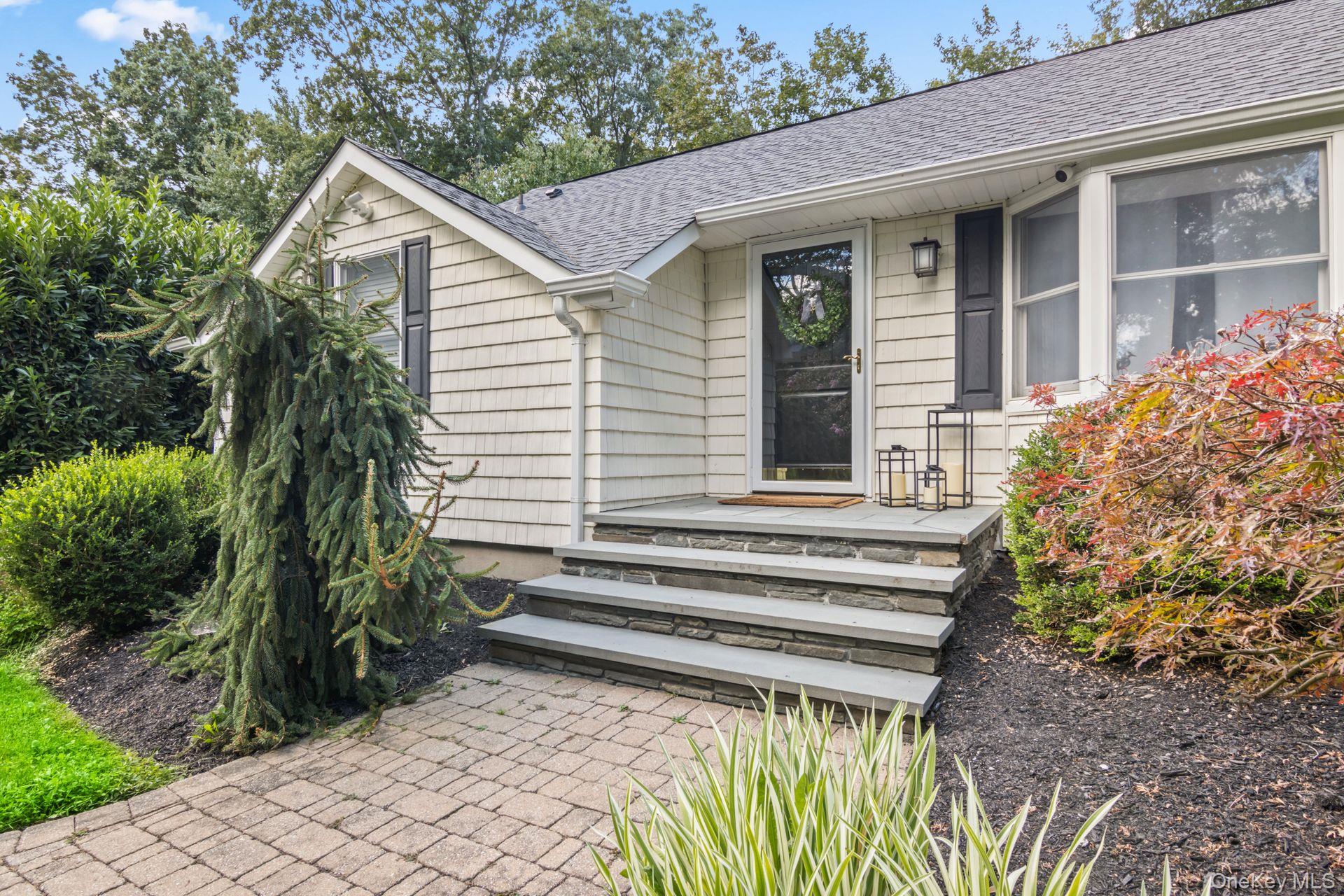 40 Quaker Path, Stony Brook, NY 11790