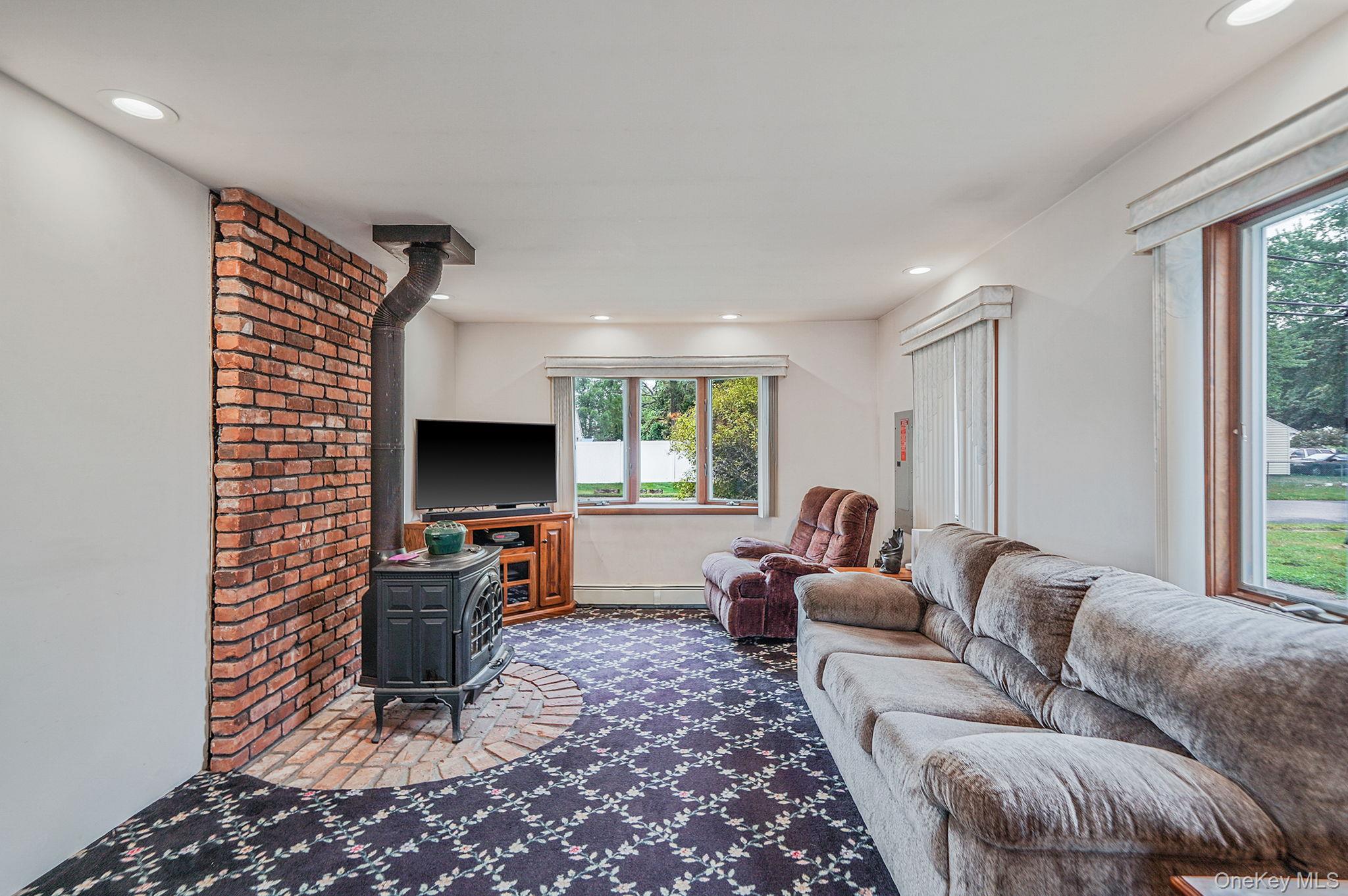 14 Garden Court, Bay Shore, NY 11706