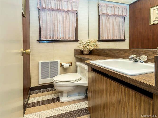 15 Cleveland Avenue, Glen Head, NY 11545