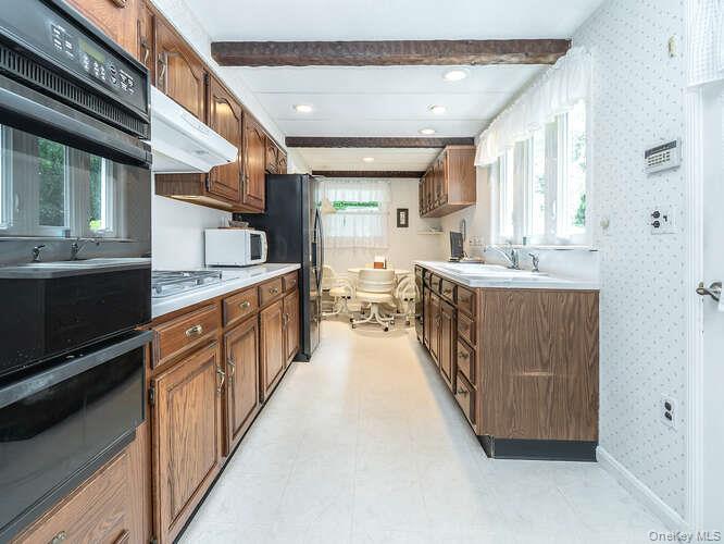 15 Cleveland Avenue, Glen Head, NY 11545