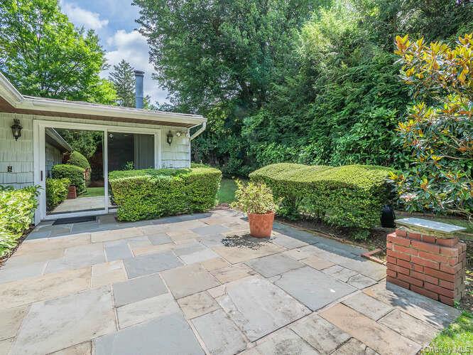 15 Cleveland Avenue, Glen Head, NY 11545