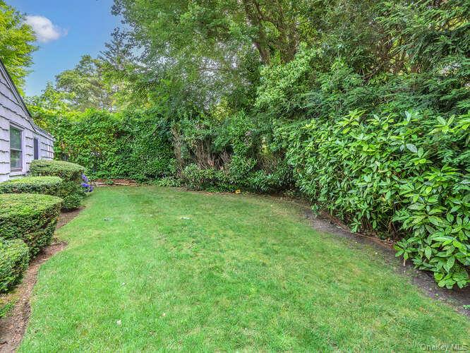 15 Cleveland Avenue, Glen Head, NY 11545