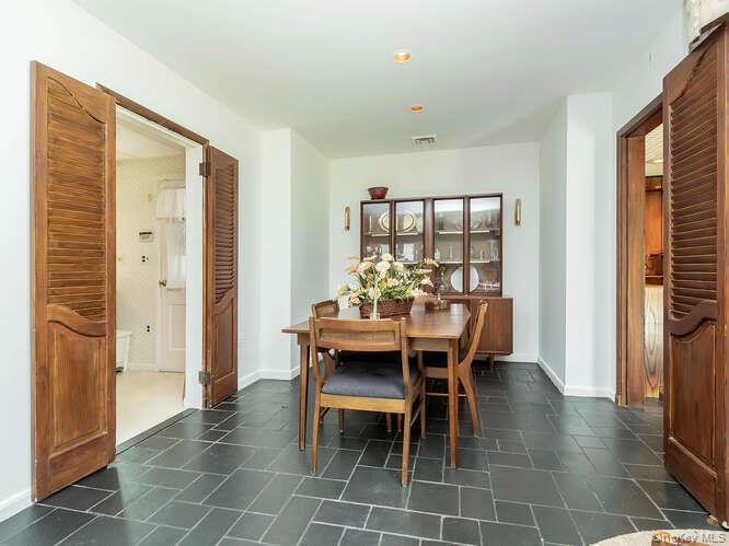 15 Cleveland Avenue, Glen Head, NY 11545