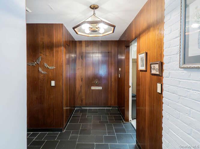 15 Cleveland Avenue, Glen Head, NY 11545