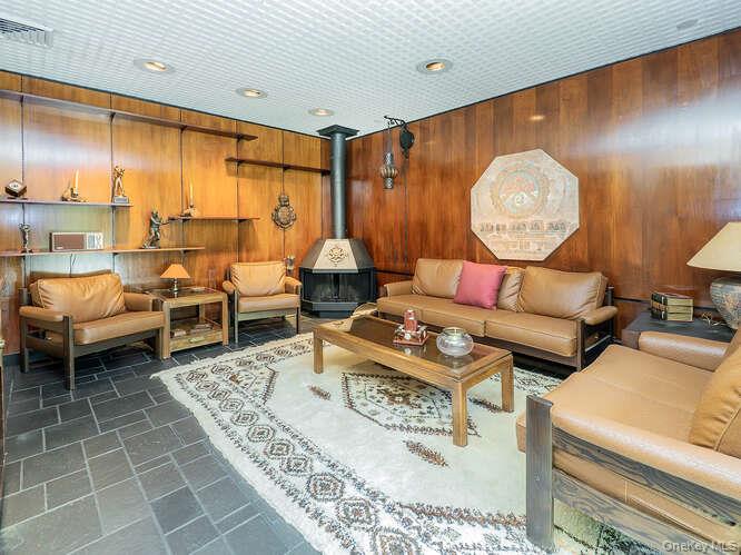 15 Cleveland Avenue, Glen Head, NY 11545