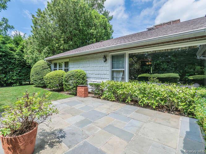 15 Cleveland Avenue, Glen Head, NY 11545