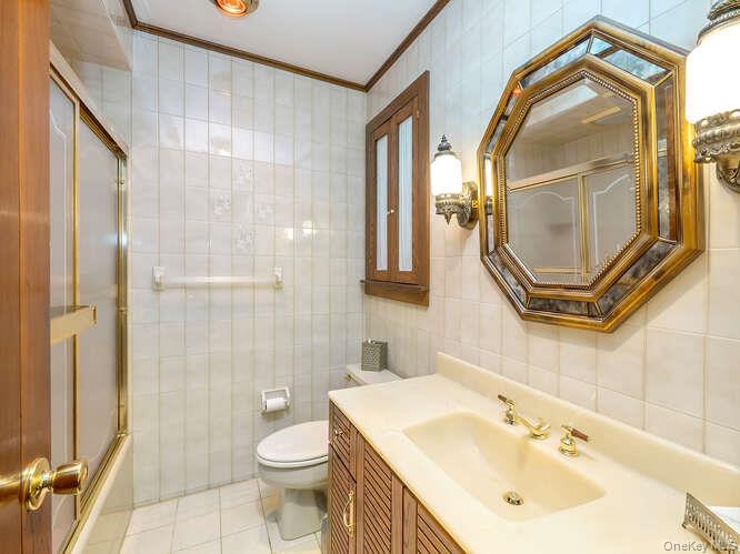 15 Cleveland Avenue, Glen Head, NY 11545