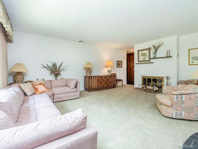 15 Cleveland Avenue, Glen Head, NY 11545