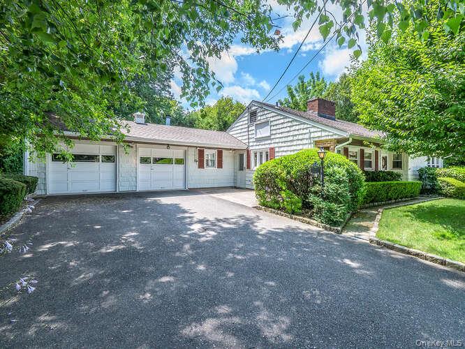 15 Cleveland Avenue, Glen Head, NY 11545