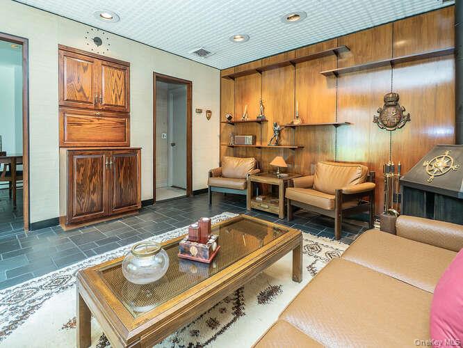 15 Cleveland Avenue, Glen Head, NY 11545