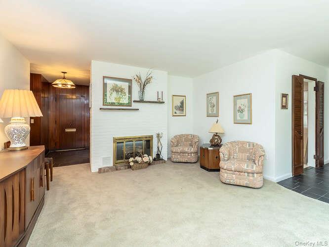 15 Cleveland Avenue, Glen Head, NY 11545