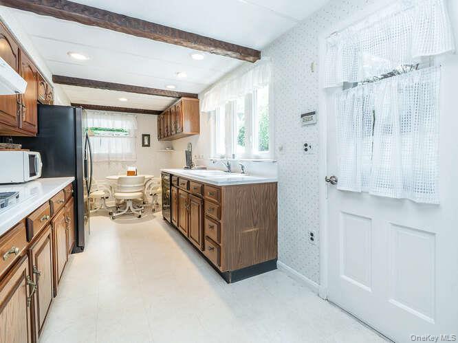 15 Cleveland Avenue, Glen Head, NY 11545