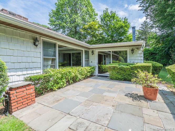 15 Cleveland Avenue, Glen Head, NY 11545