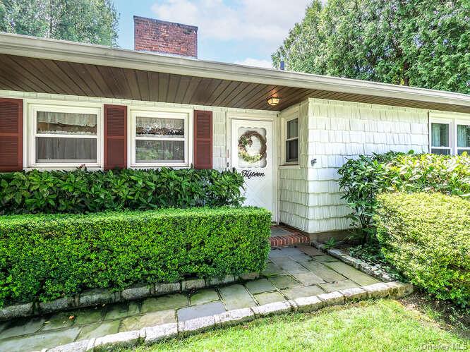 15 Cleveland Avenue, Glen Head, NY 11545