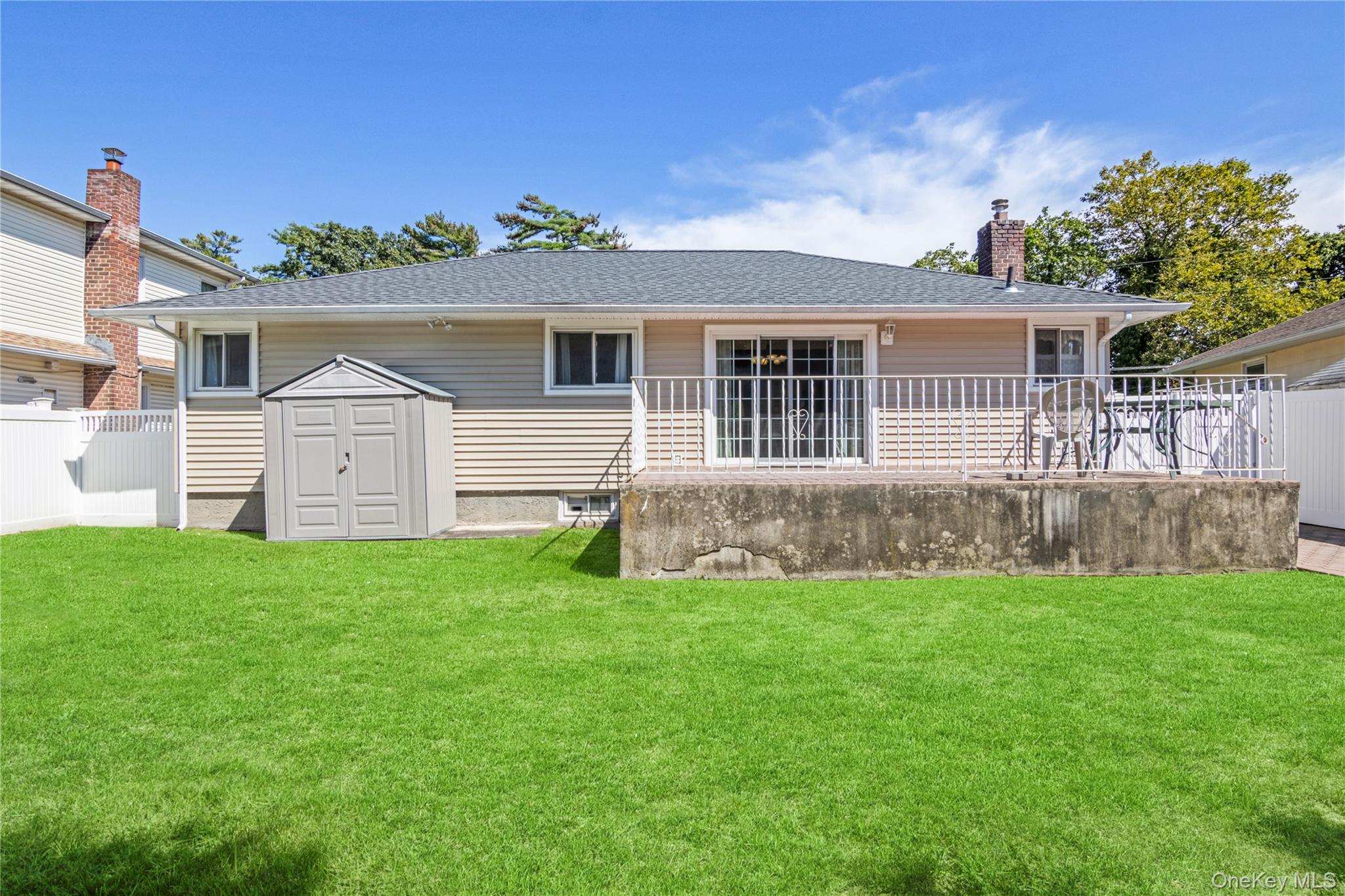 858 W Gate, Valley Stream, NY 11580