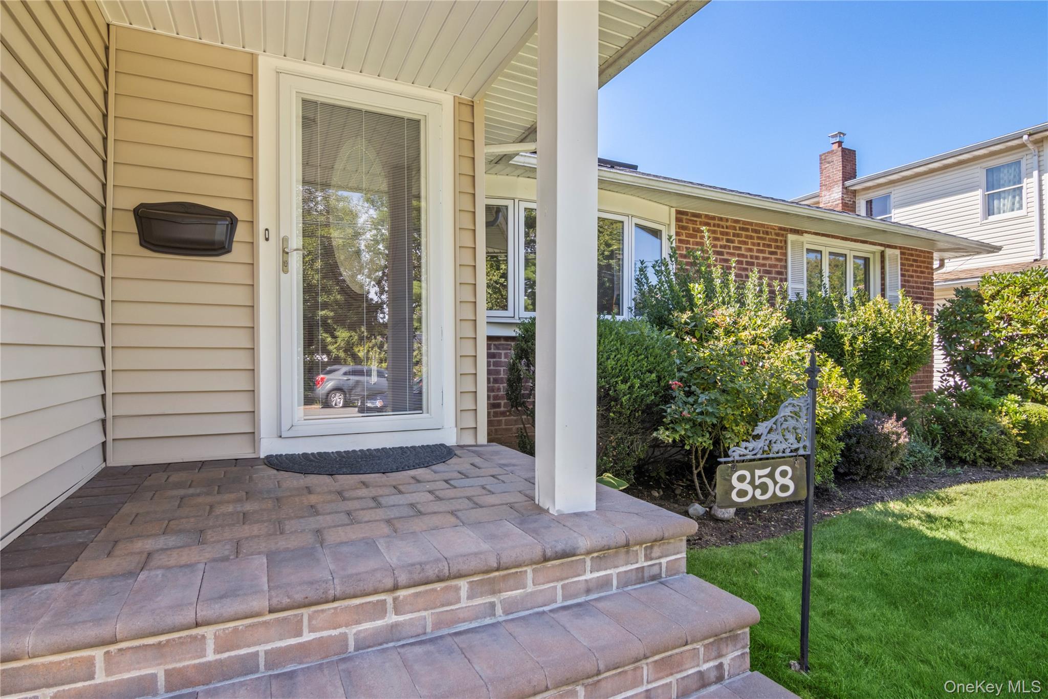 858 W Gate, Valley Stream, NY 11580