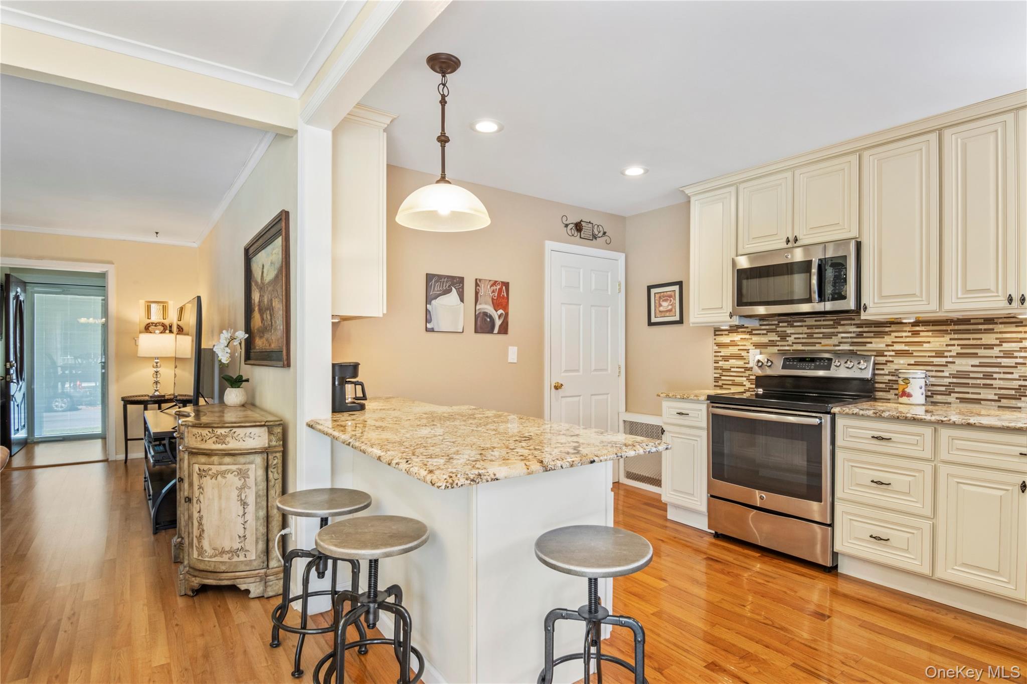 858 W Gate, Valley Stream, NY 11580