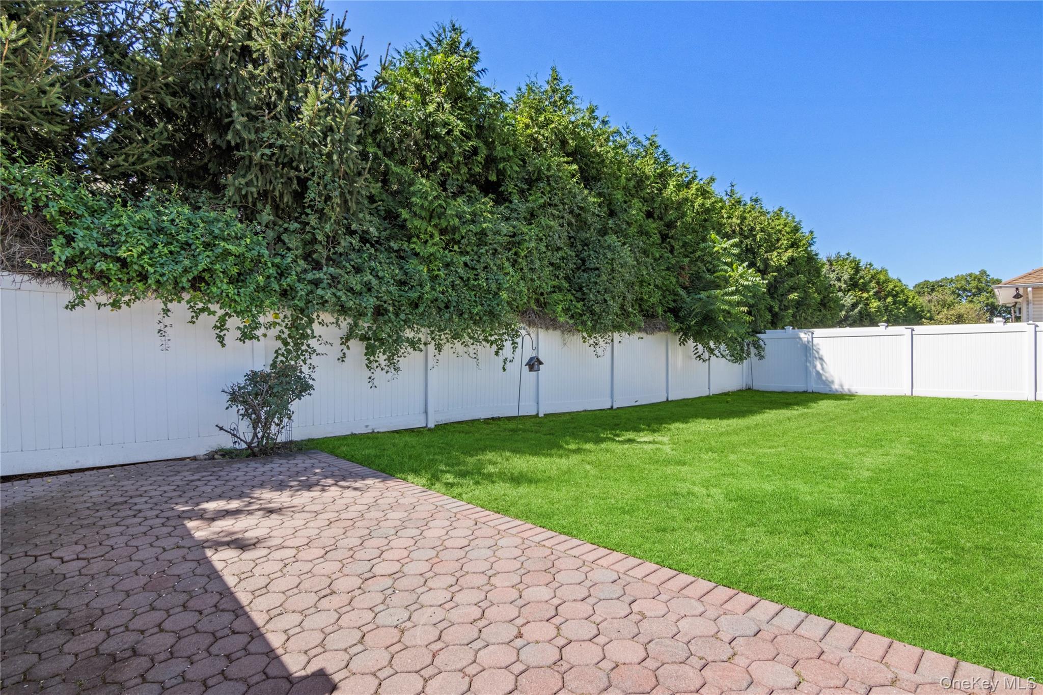 858 W Gate, Valley Stream, NY 11580