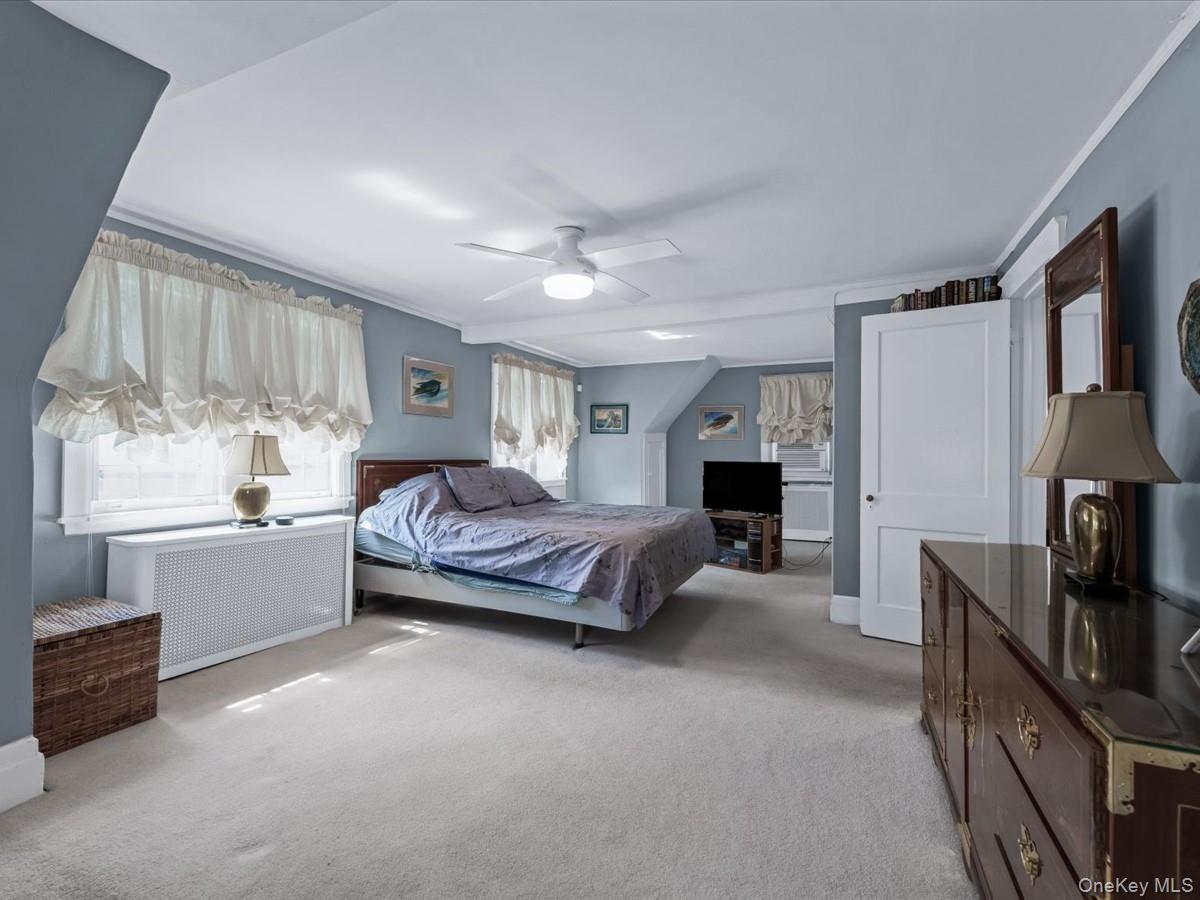 367 Grosvenor Street, Douglaston, NY 11363