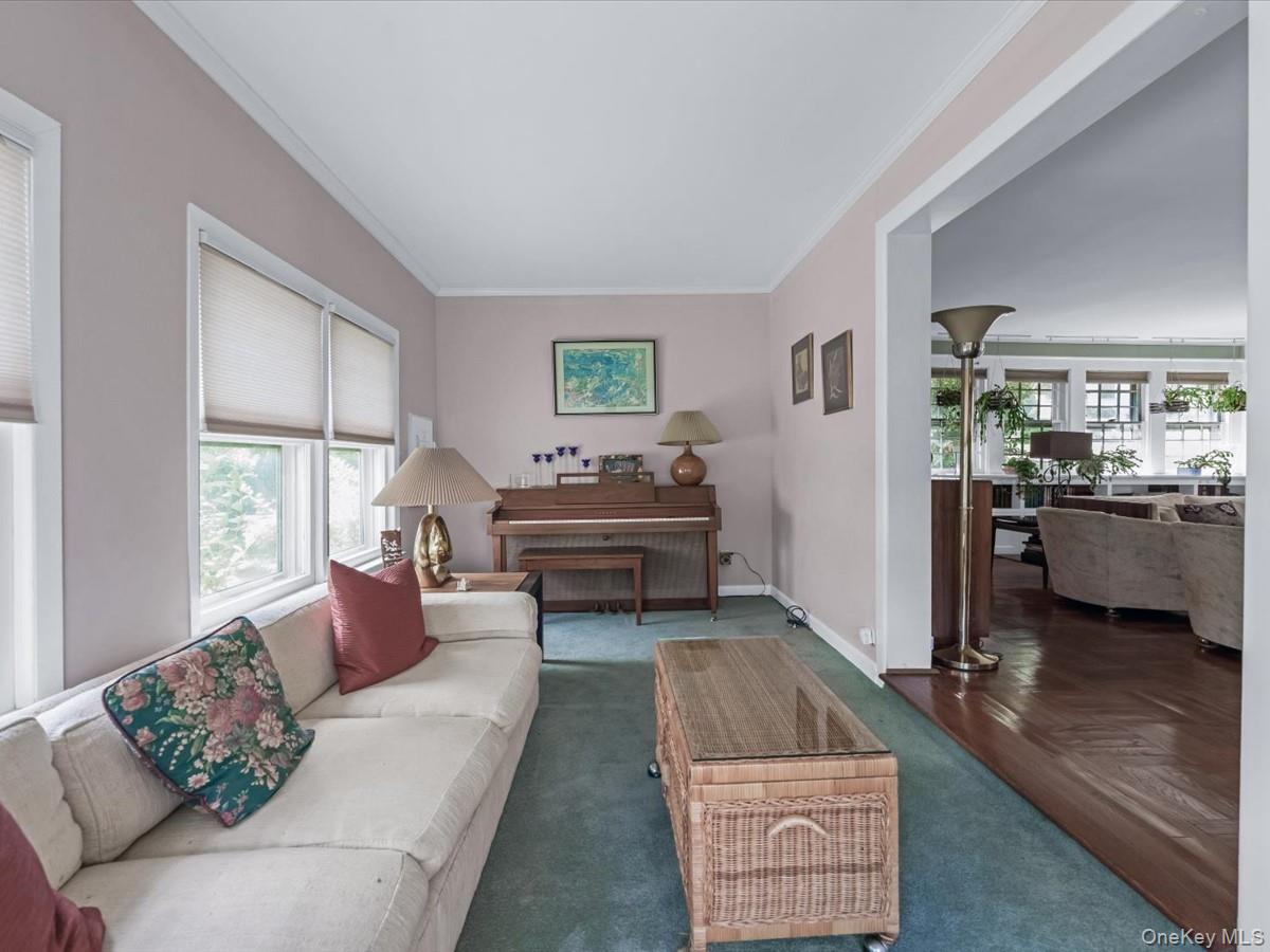 367 Grosvenor Street, Douglaston, NY 11363