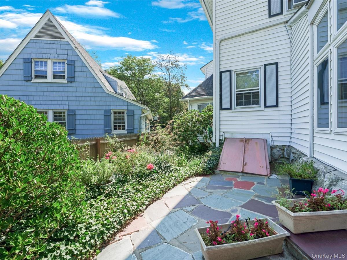 367 Grosvenor Street, Douglaston, NY 11363