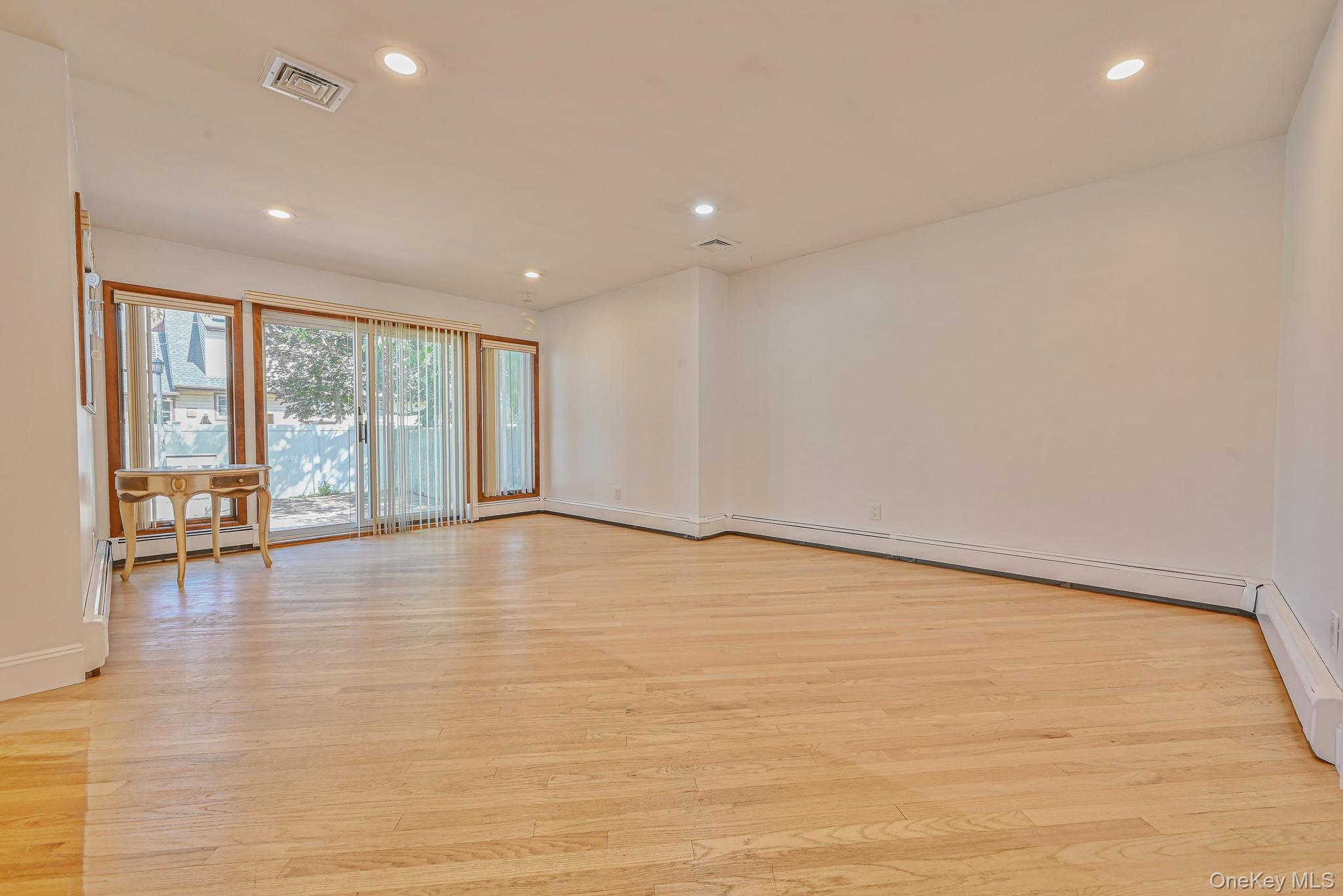 203 N Manhattan Avenue, Massapequa, NY 11758